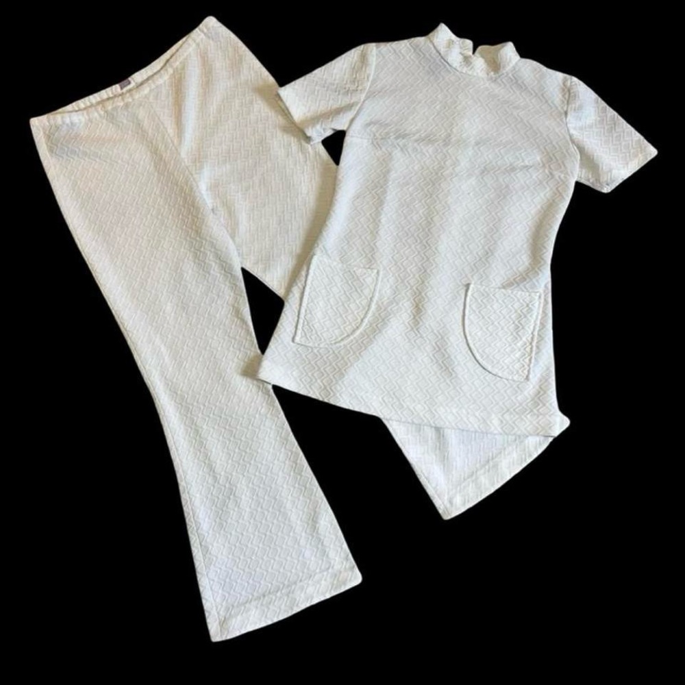 White Diamond Embossed 2pc Set - image 1